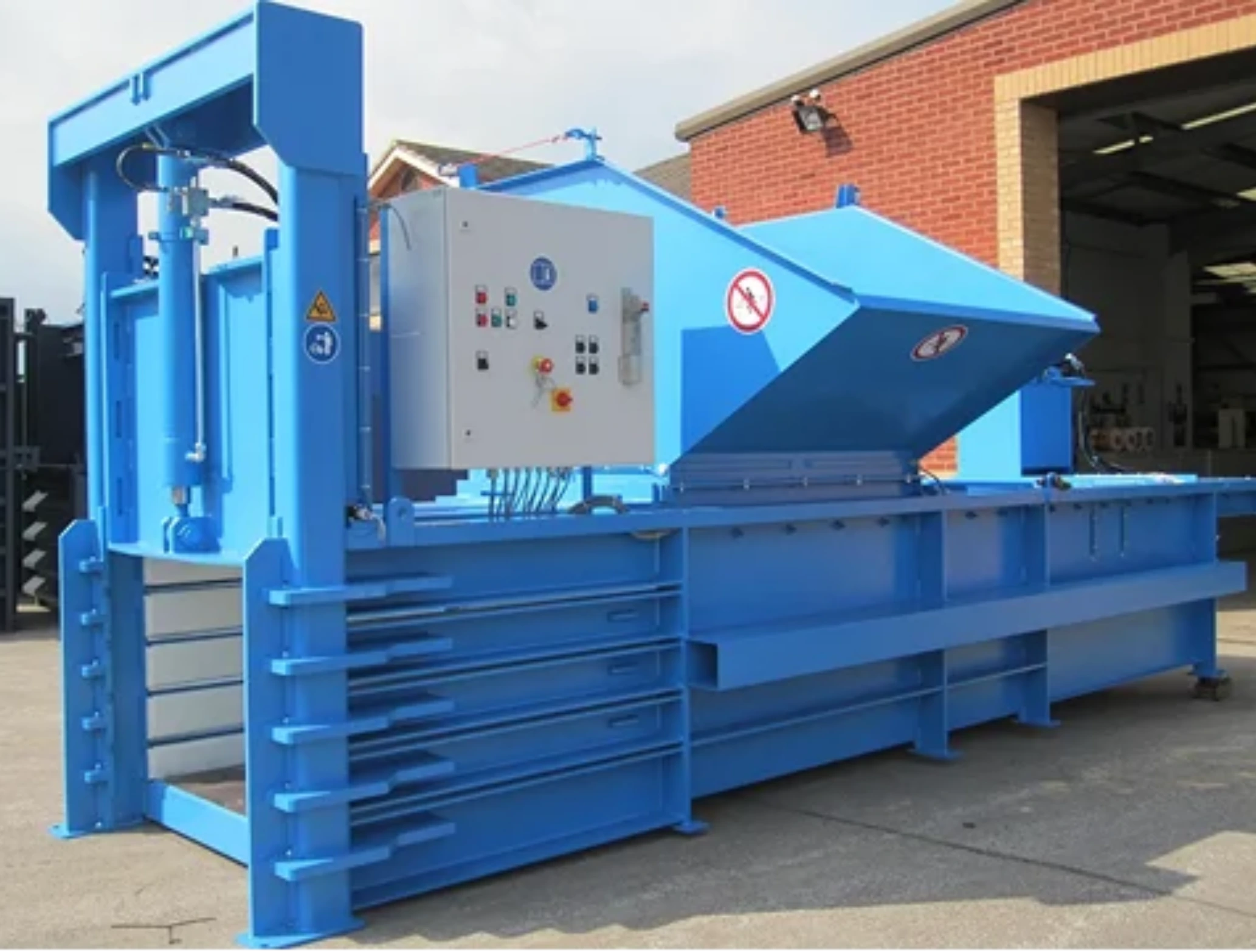 Horizontal Baler with Hopper